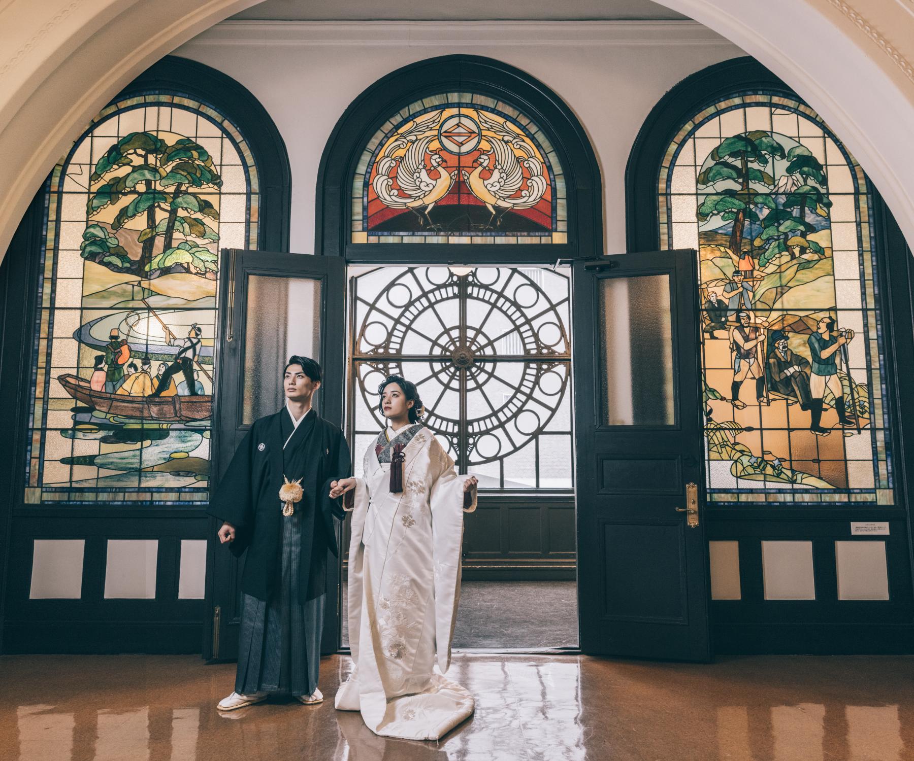 開港記念会館の中を眺める新郎新婦様の結婚写真