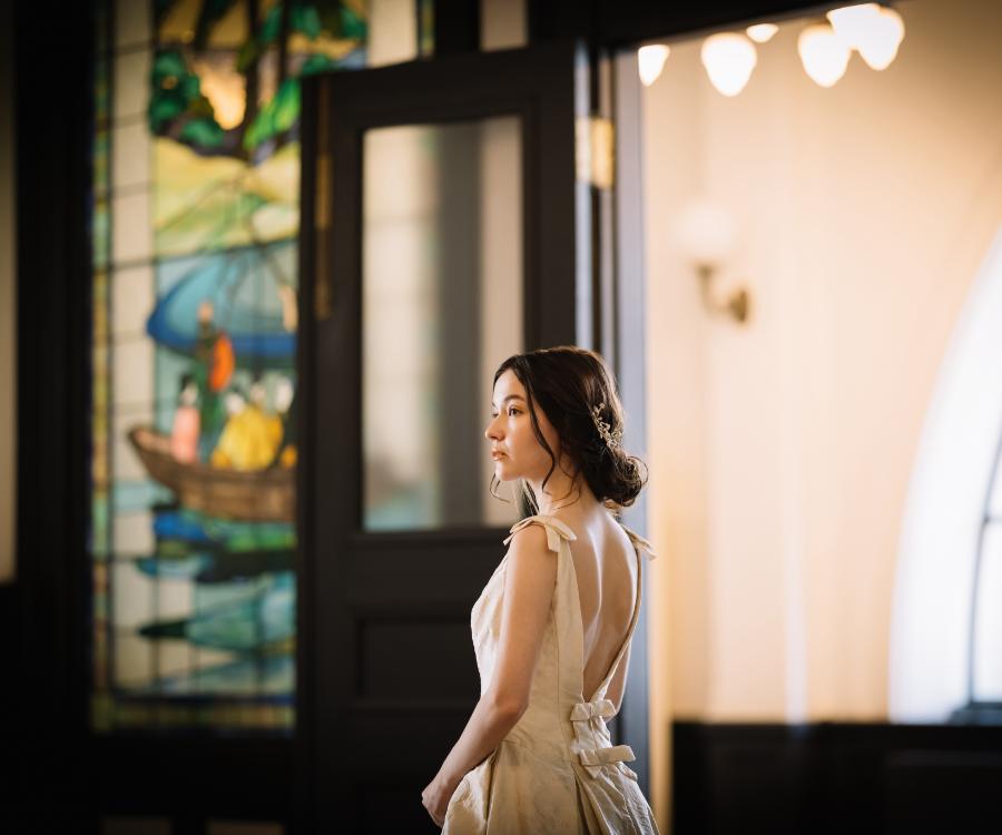 遠くを見つめる新婦様のウェディングフォト