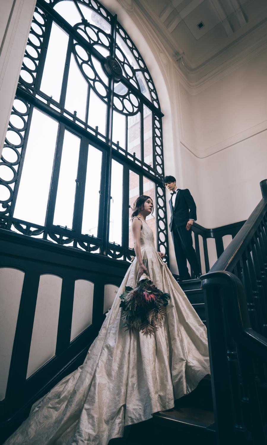 ジャック塔の階段で新婦様を見つめる新郎様のウェディングフォト