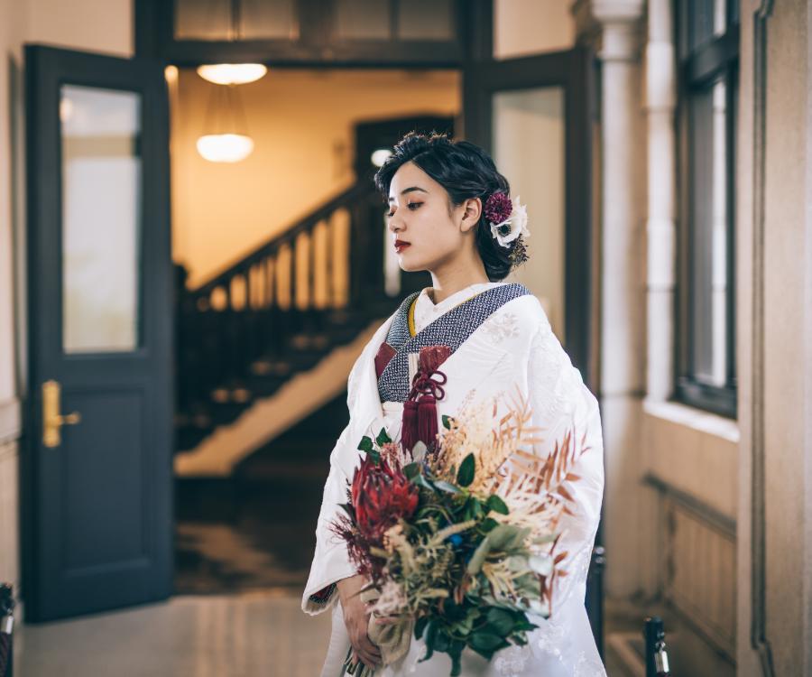 花束を抱えて儚げな表情をする新婦様の和装前撮り