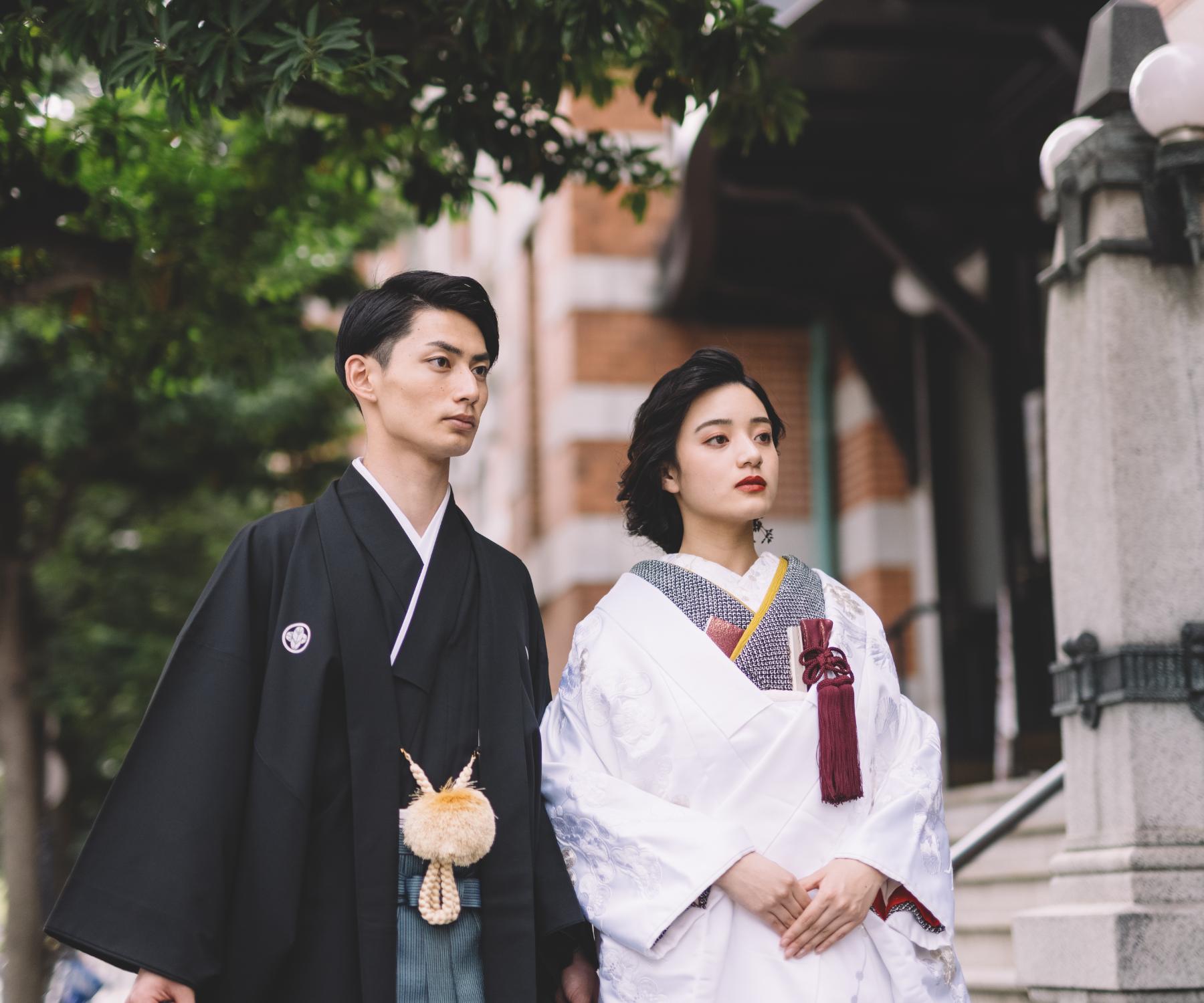 開港記念会館で同じ場所を見つめる新郎新婦様の和装前撮り