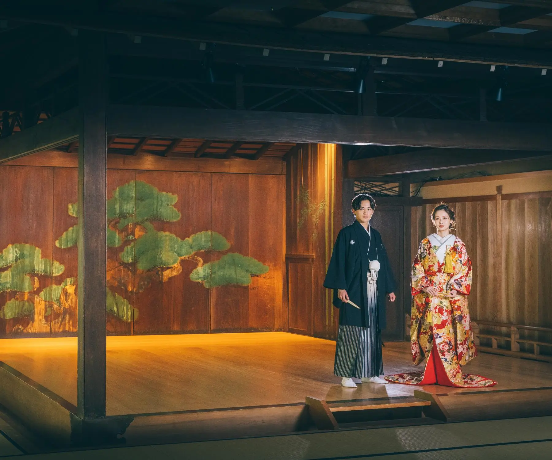 久良岐能舞台で堂々とした雰囲気の新郎新婦様の結婚写真
