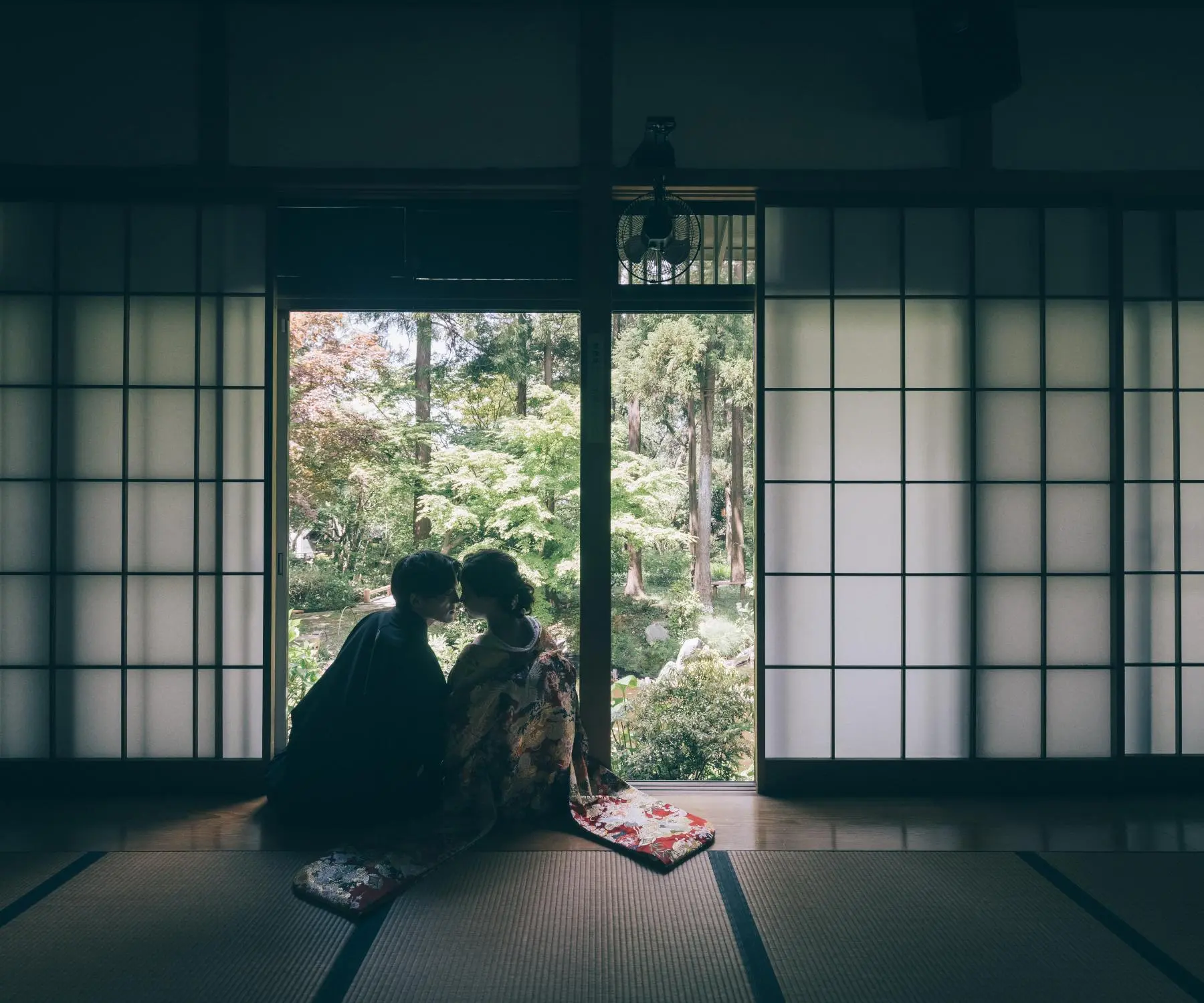 縁側で唇を近づける新郎新婦様の和装前撮り