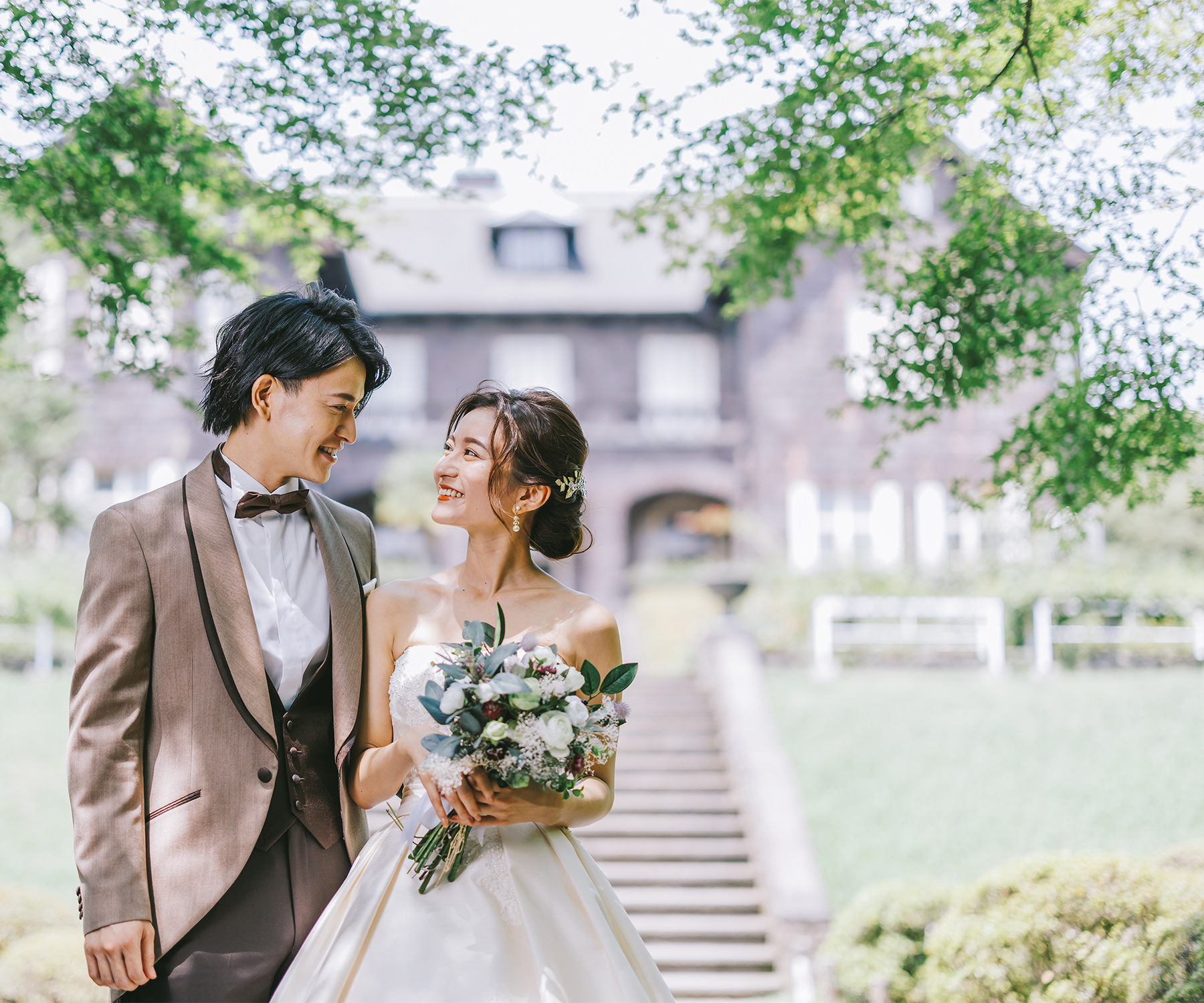 旧古河邸を背景に見つめあう新郎新婦様のウェディングフォト