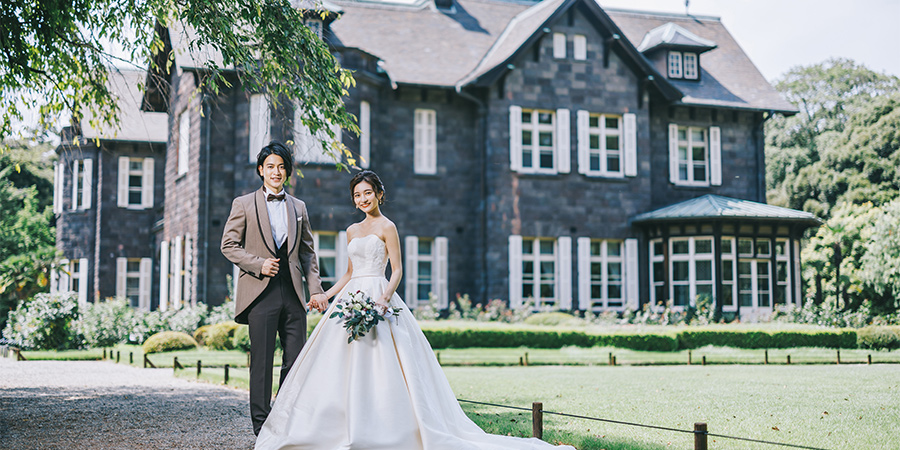 旧古河邸を背景にした新郎新婦様の結婚写真