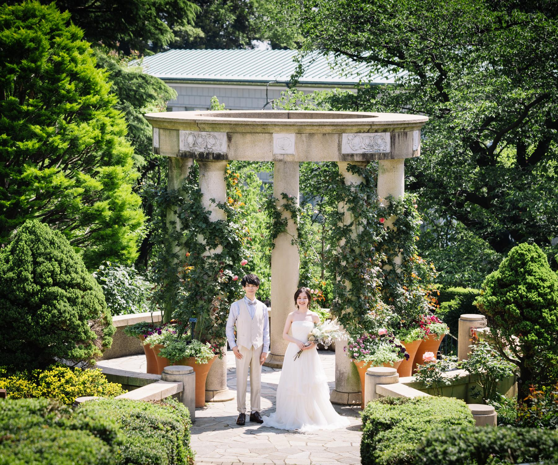 植物に囲まれながら微笑む新郎新婦様の結婚写真