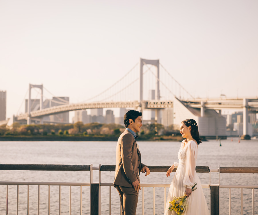 バージンロードで新郎様と腕を組む新婦様のウェディングフォト