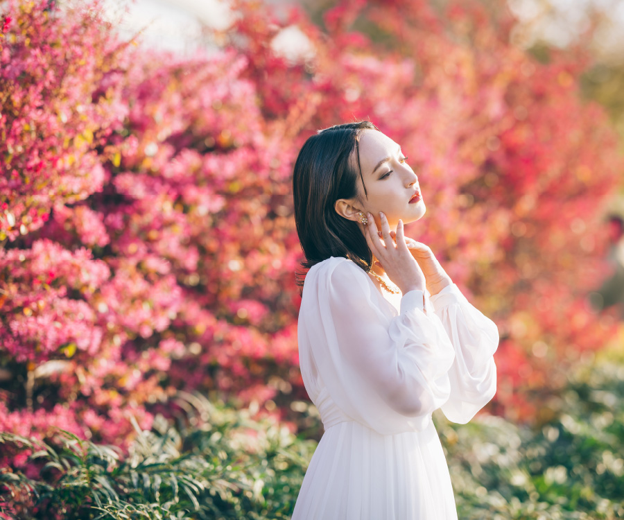 大きな振り子時計をバックに微笑む新婦様のソロショット