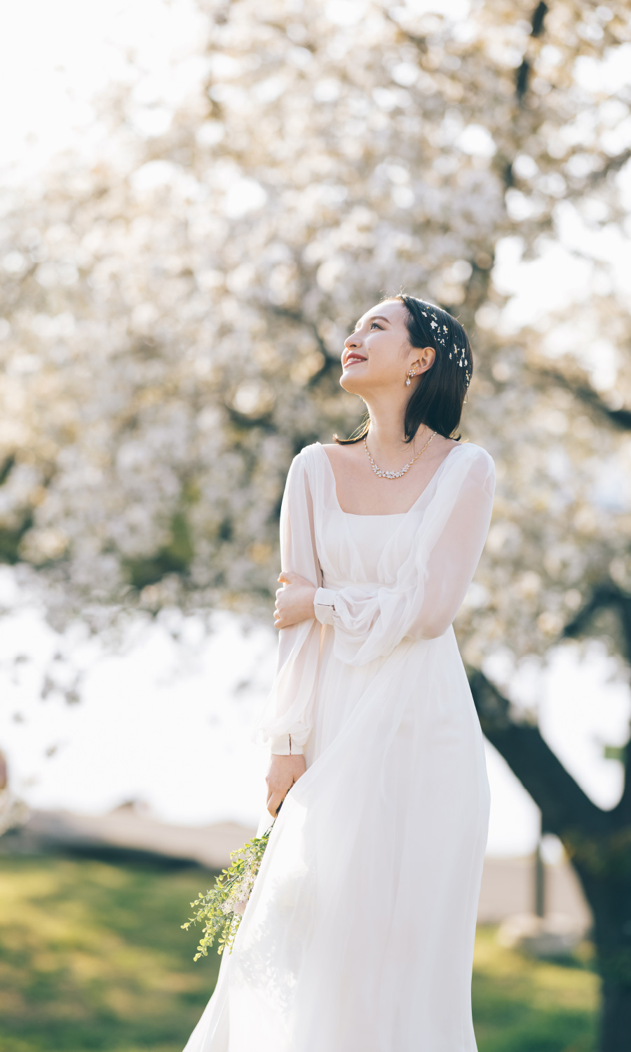 新婦様を優しく見つめる新郎様のウェディングフォト