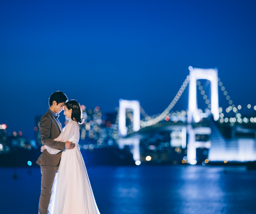 教会の扉の前で微笑む新郎新婦様の結婚写真