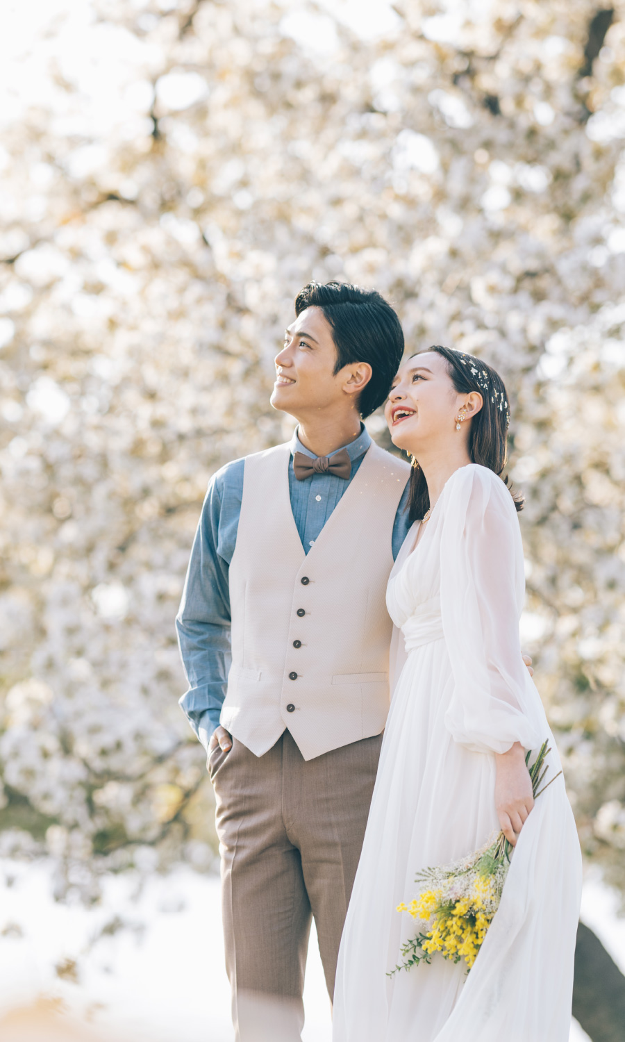 ウェディングドレスを着て笑顔で遠くを見つめる新婦様のソロショット