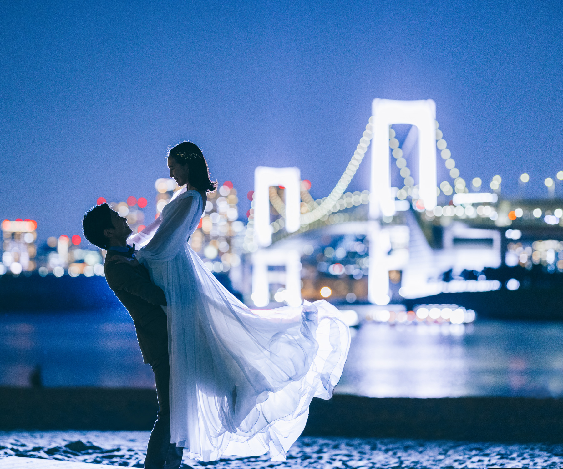 山手ヘレン記念協会の前で新婦様をエスコートする新郎様のロケーションフォト