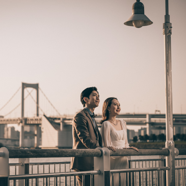 バージンロードの上で微笑む新郎新婦様のウェディングフォト