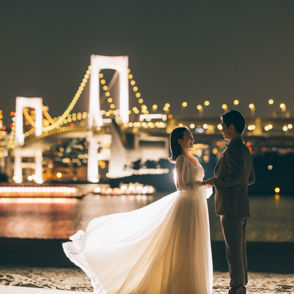 チャペルで新婦様の薬指に指輪をはめる新郎様の結婚写真