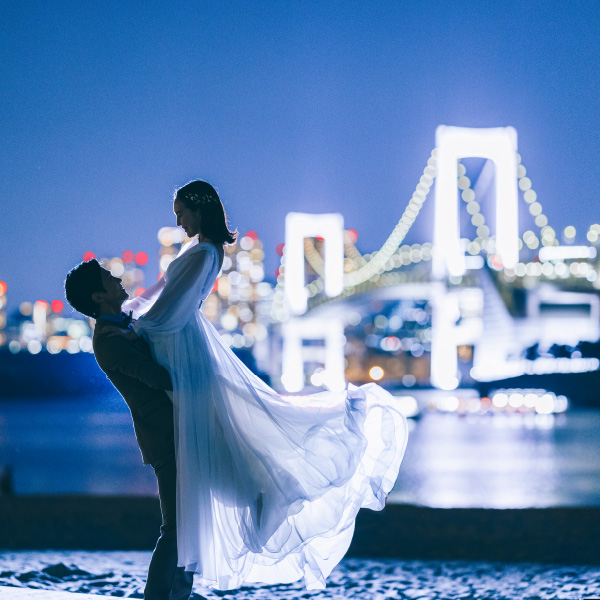 山手ヘレン記念教会の前で新婦様の手を取る新郎様のロケーションフォト