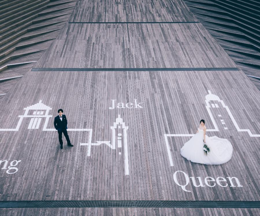 横浜港のデッキで空を見上げる新郎新婦様の結婚写真