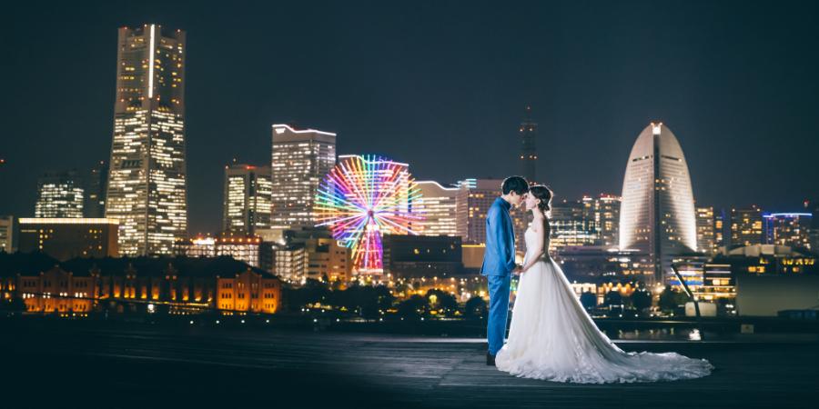 夜の大さん橋でおでこをくっつける新郎新婦様の結婚写真