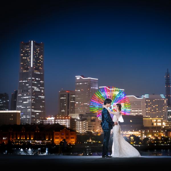 横浜の大都会を背景に体を寄せ合う新郎新婦様のウェディングフォト