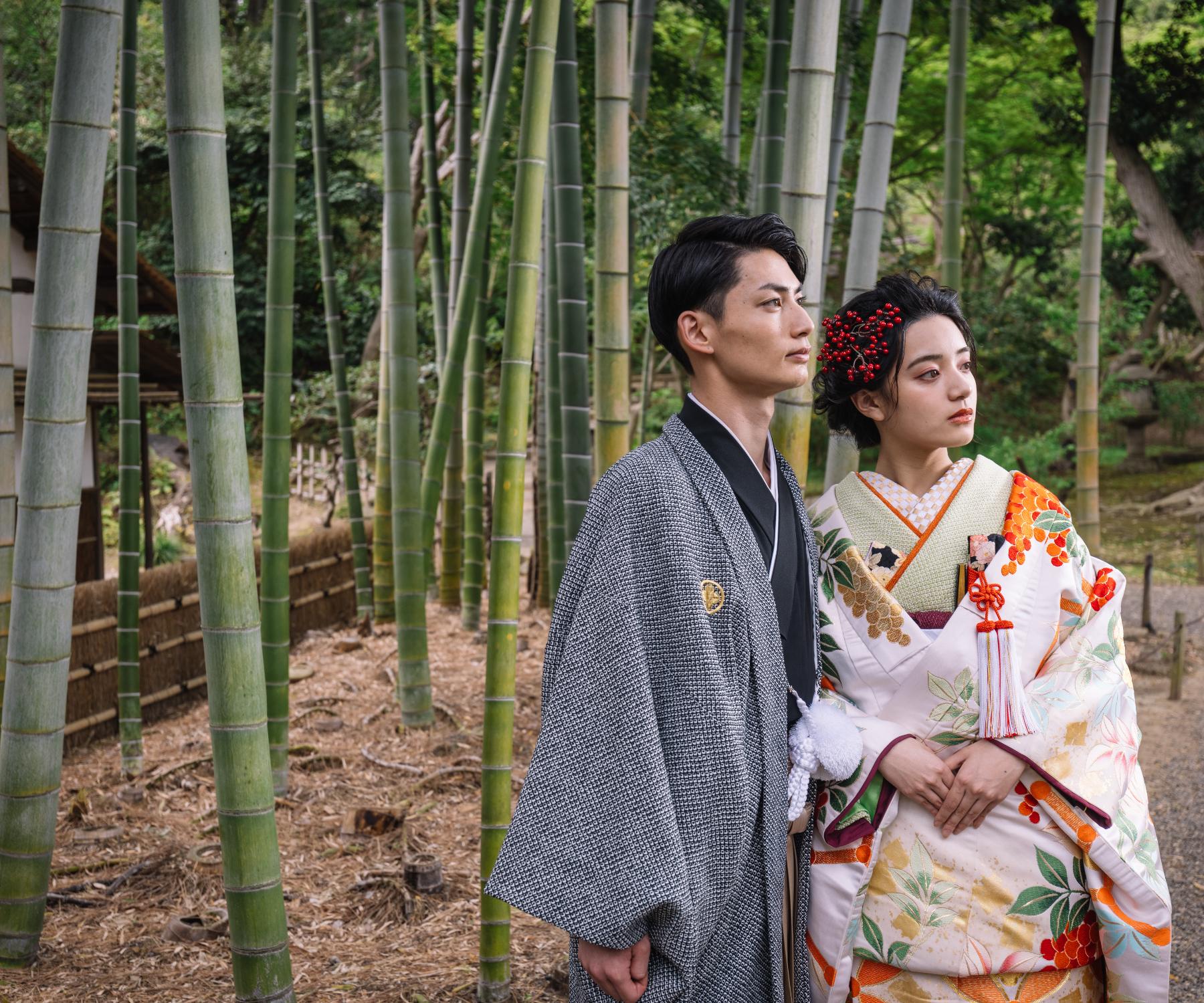 竹林の中、儚げな表情で遠くを見つめる新郎新婦様の結婚写真