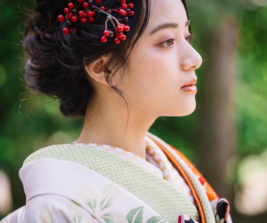 アンニュイな表情をした新婦様の横顔の写真