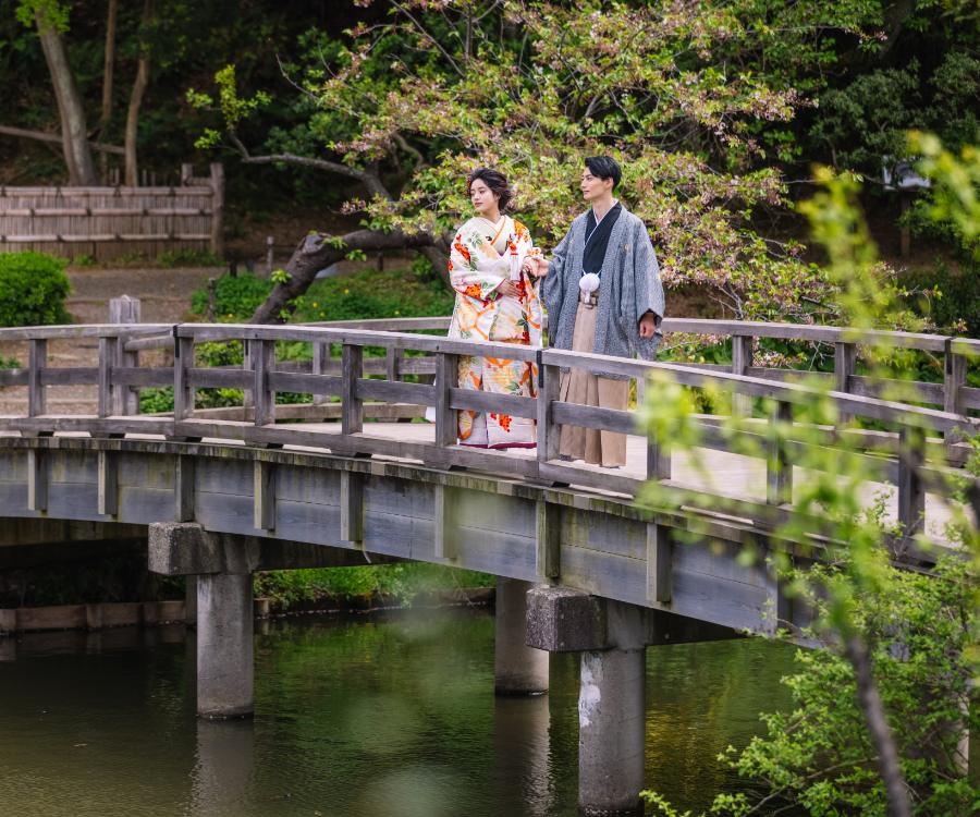 橋の上で池を眺める新郎新婦様の和装前撮り