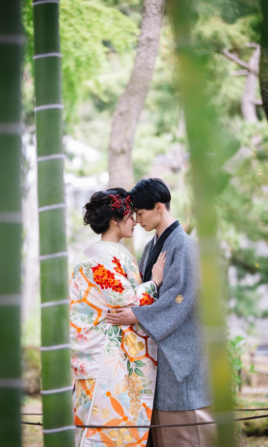竹林の中で体を寄せ合う新郎新婦様の和装前撮り