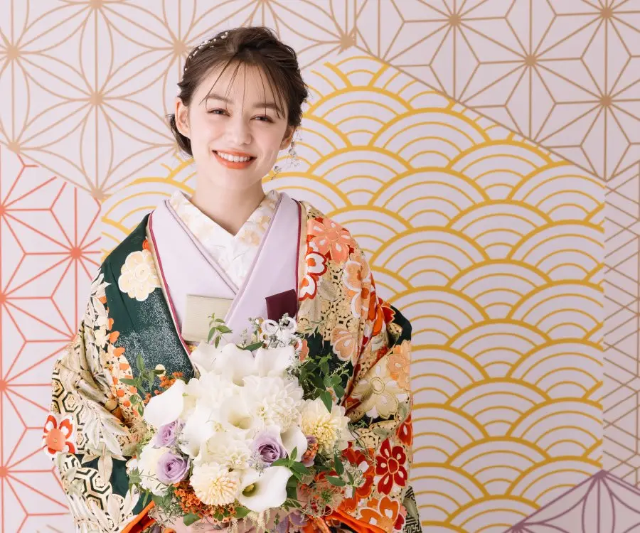 花束を抱えてにっこりと笑う新婦様の和装前撮り                    