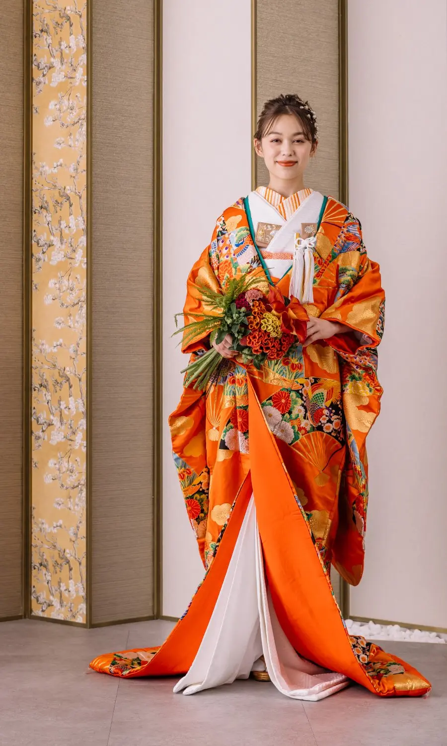 屛風を背景に頬笑む新婦様の和装前撮り                    