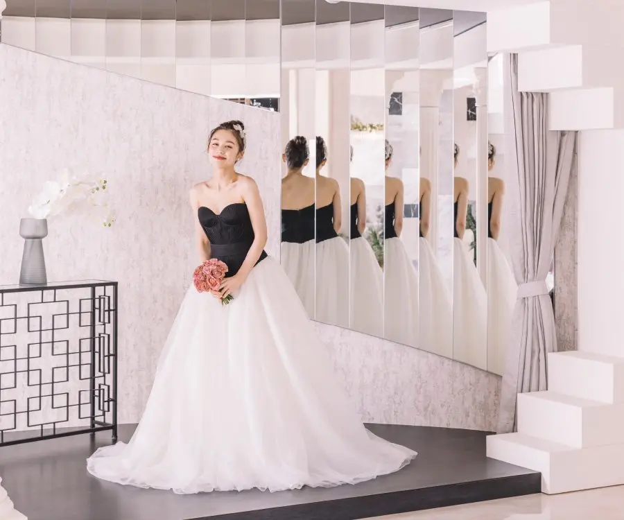 黒と白のカラードレスを着た新婦様のウェディングフォト                    