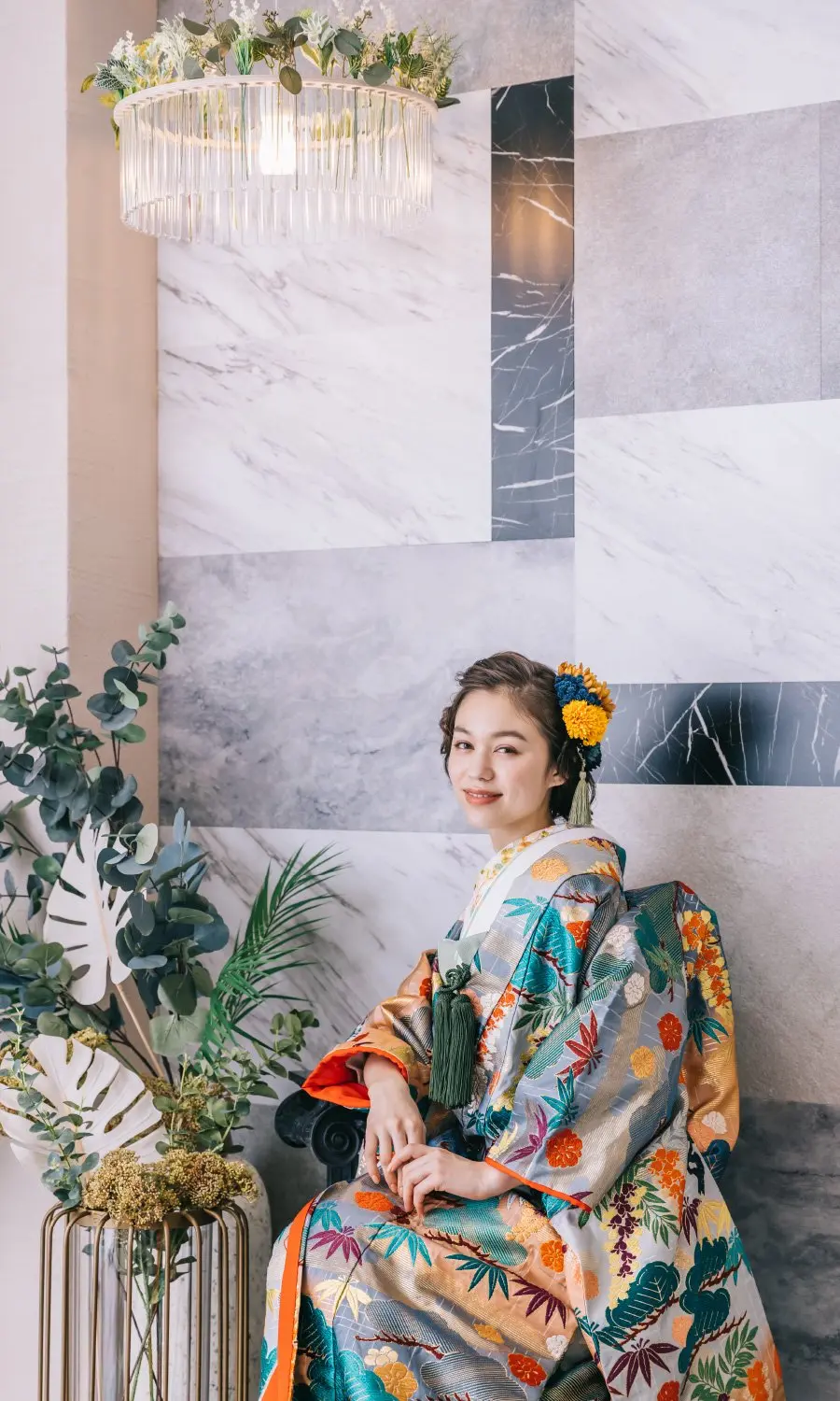 色打掛を着て微笑む新婦様の和装前撮り                    