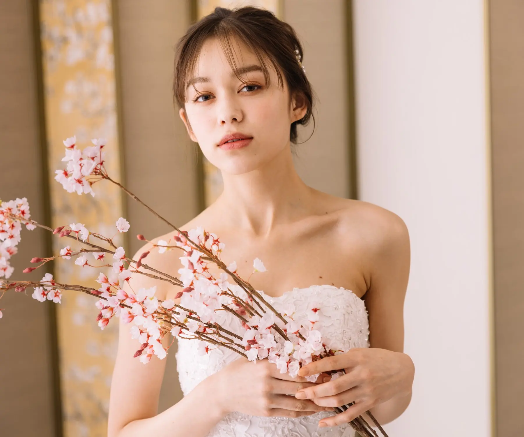 凛とした表情でこちらを見つめる新婦様のウェディングフォト                    