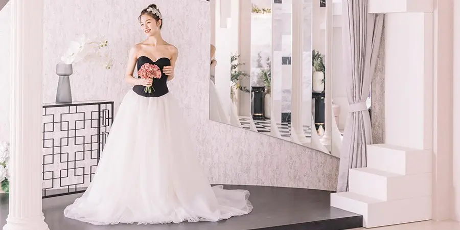 ブーケを持って微笑む新婦様                    