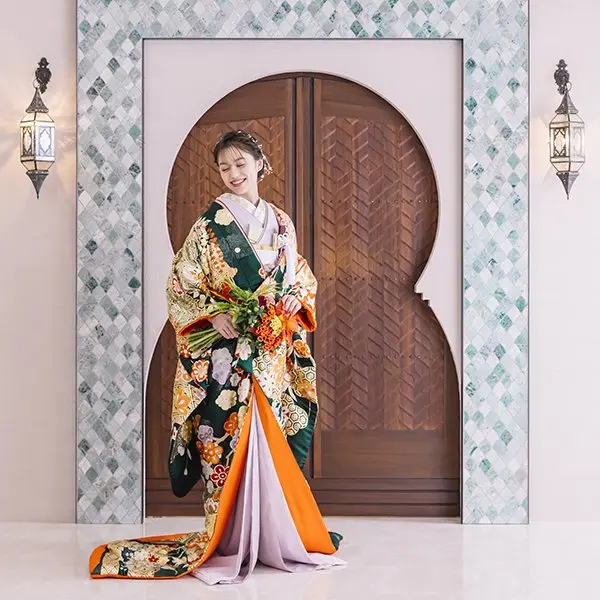 鏡張りのスタジオで笑いあう新郎新婦様の結婚写真                    