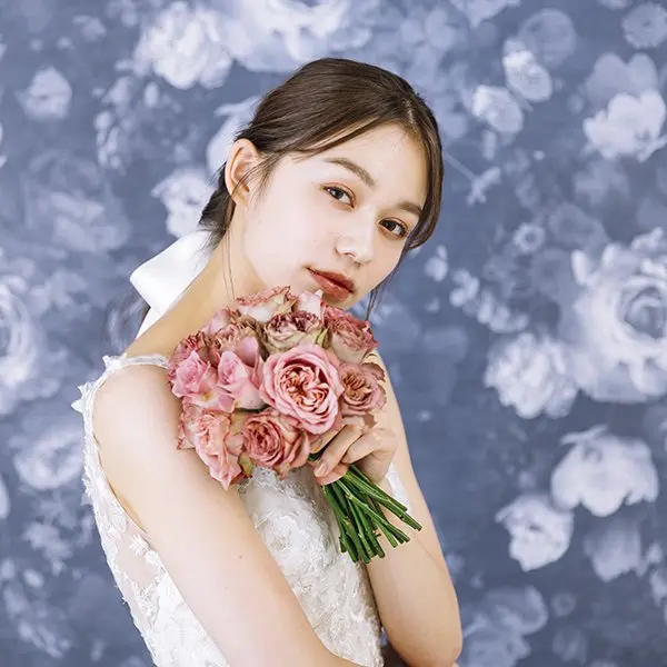 上品な表情で撮る新郎新婦様のウェディングフォト                    