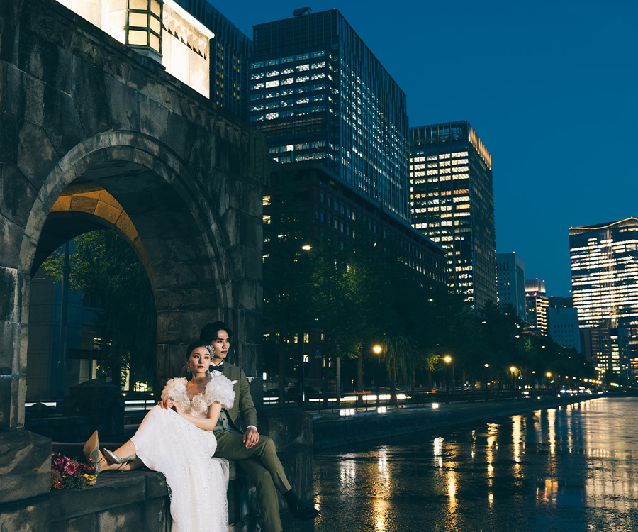 街灯を背景にした新郎新婦様のウェディングフォト