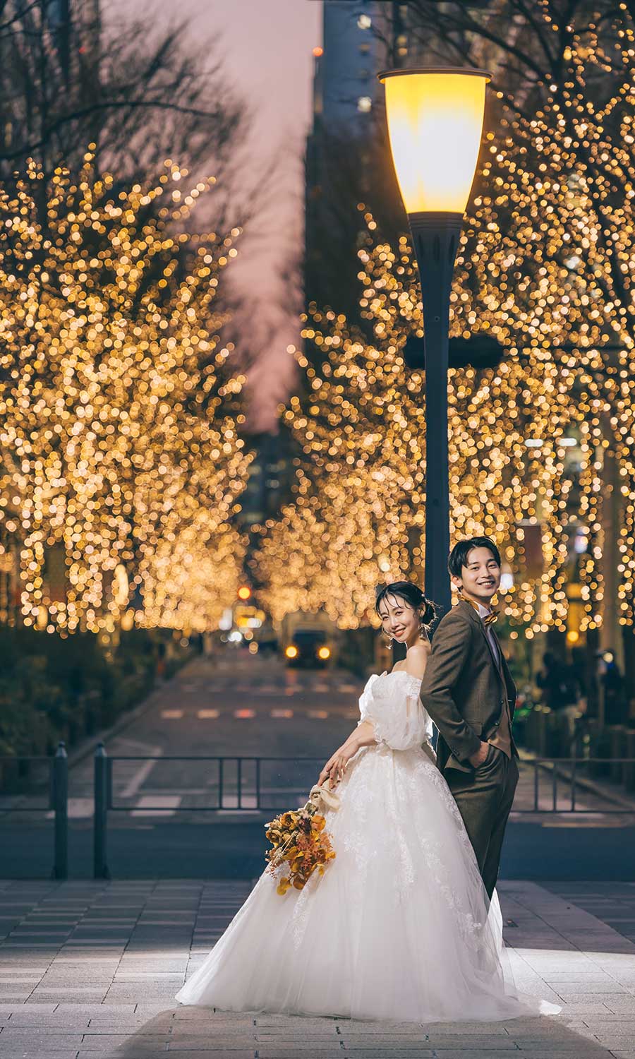煌々と光る街灯の下で見つめ合う新郎新婦様のウェディングフォト