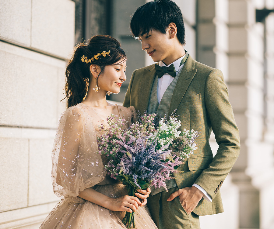 丸の内の並木道を並んで歩く新郎新婦様の結婚写真