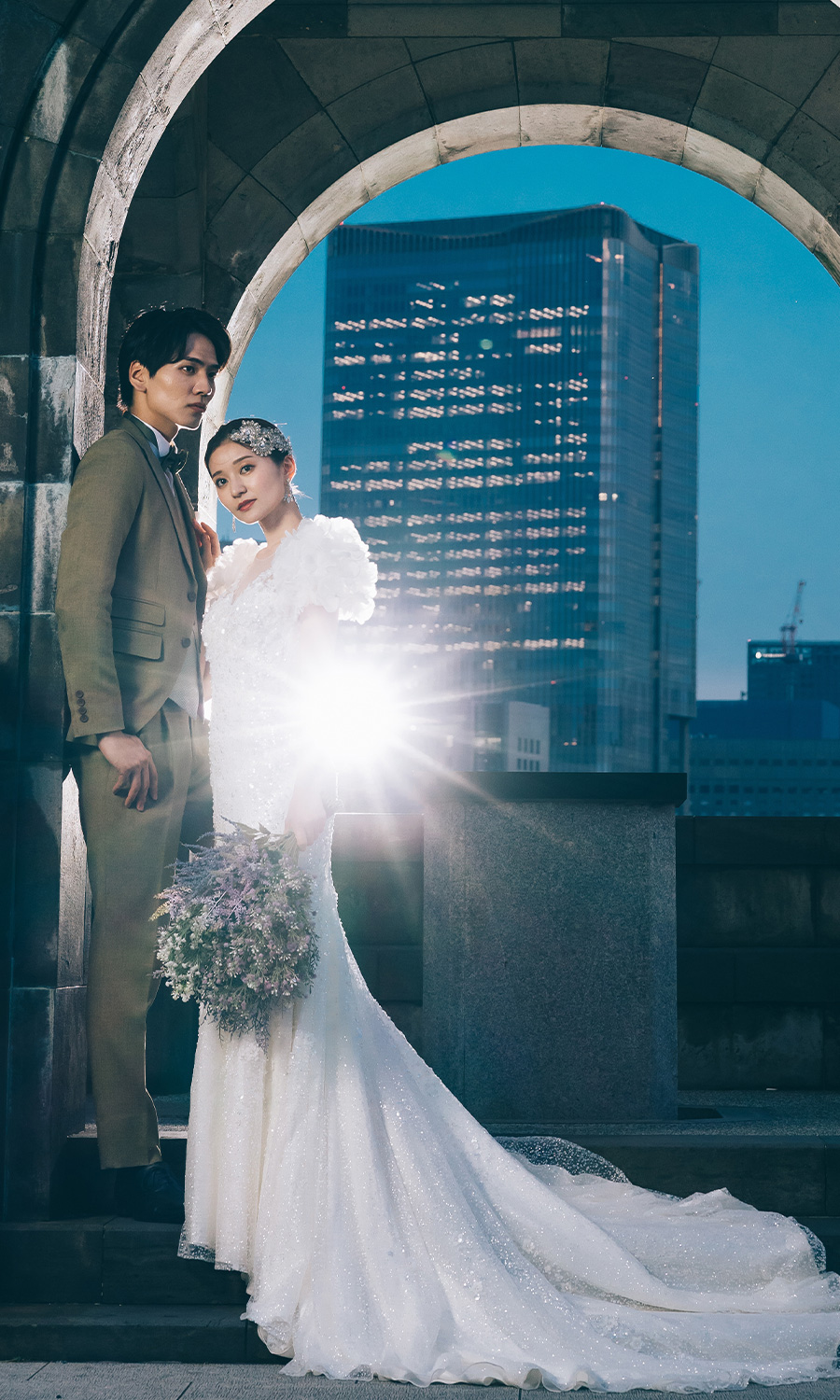 和田倉門の下で顔を寄せ合う新郎新婦様のナイトロケーションフォト