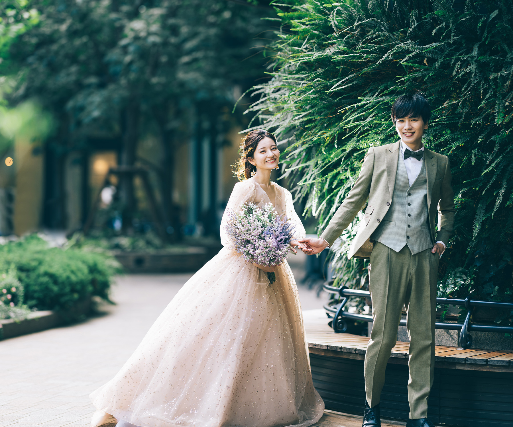 東京駅をバックにおでこをくっつける新郎新婦様のウェディングフォト