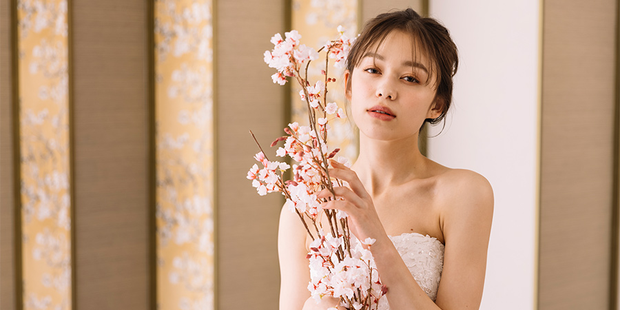 桜の枝を持った新婦様