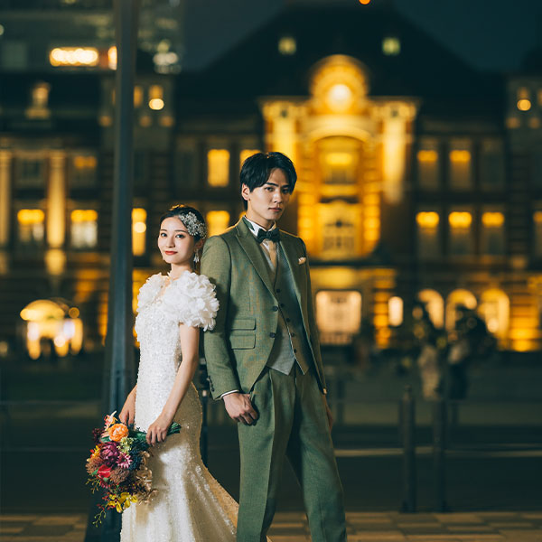 丸の内のビルを背に佇む新郎新婦様のウェディングフォト