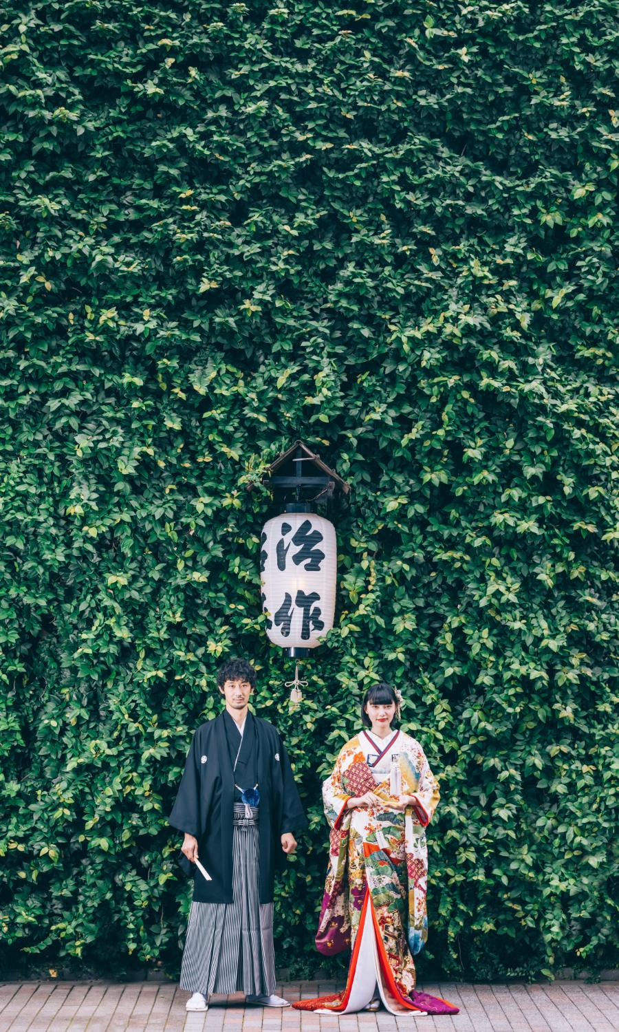 提灯と植物を背景にした新郎新婦様の和装前撮り