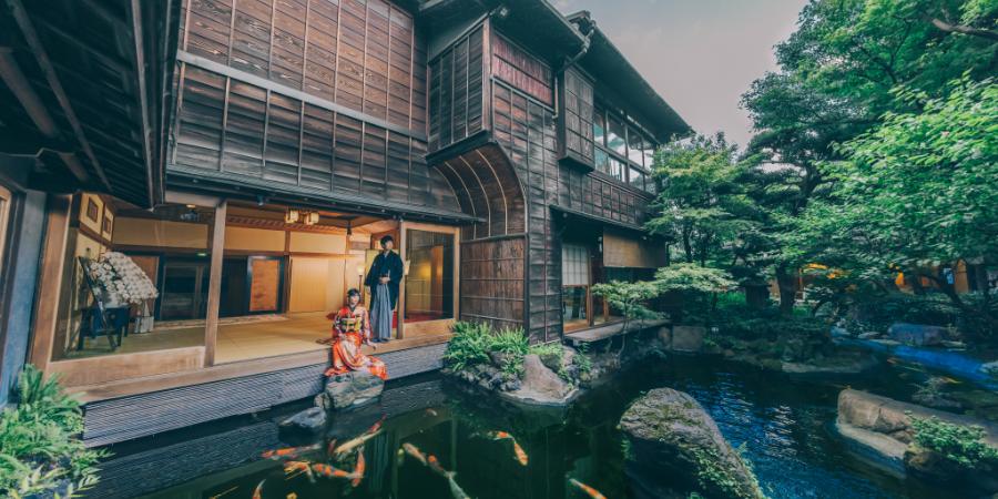 つきじ治作の庭園で和装前撮りを撮る新郎新婦様の様子