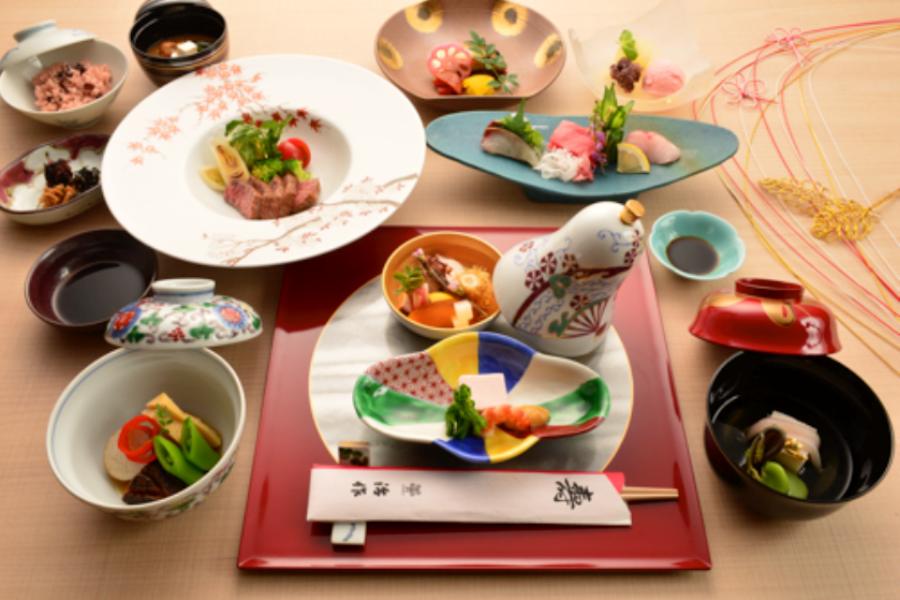 旬の素材が使われた豪華な料理の写真