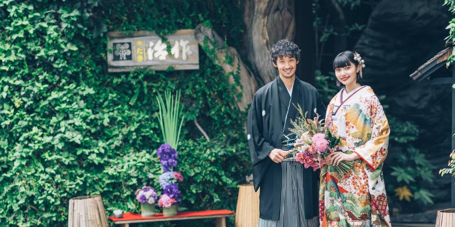 笑顔で並ぶ新郎新婦様の和装前撮り