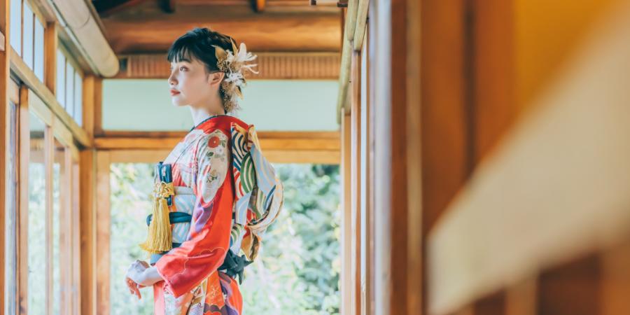 どこか遠くを見つめている新婦様の和装前撮り