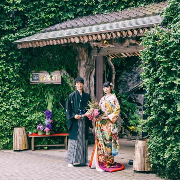 花束をもって微笑む新郎新婦様の和装前撮り