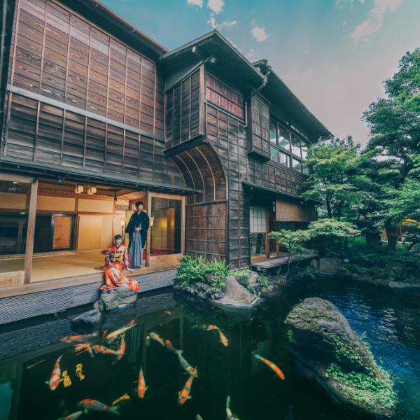 つきじ治作の縁側で池を眺める新郎新婦様の和装前撮り