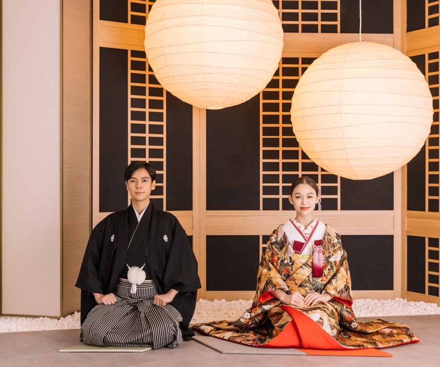 正座をしている新郎新婦様の和装前撮り                    