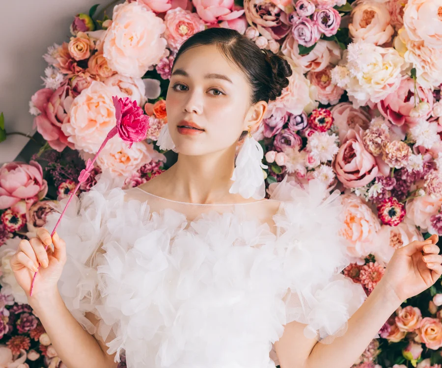 正座をしている新郎新婦様の和装前撮り                    